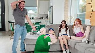 Сегодня вечером вы получите минимум двухтактных ударов Хейли Спейдс, Мэди Коллинз, Надя Ноха - порно видео