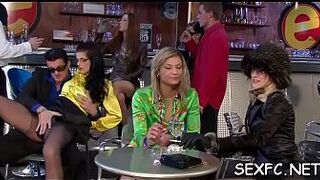 Самки делят один и тот же стержень в великолепном порно в одежде на заднем дворе - порно видео