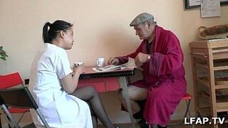 Папи-вуайерист отсасывает его опекун - порно видео