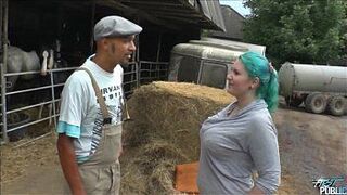 Девушка с большими сиськами хотела покататься на лошади и наконец села на член - порно видео