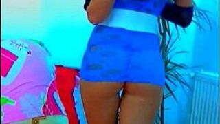 Сексуальная шлюшка в крутом нижнем белье перед камерой - порно видео