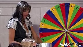 Группа возбужденных молодых людей устраивает веселую секс-вечеринку - порно видео