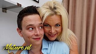 Вечер с его мачехой становится жарче с каждой минутой - порно видео