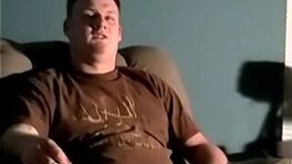 Пухлую отсосал черный чувак в любительском видео до грязного камшота на лицо - порно видео