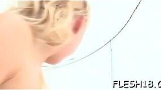 Обнаженная кукла Барби с круглыми натуральными сиськами переживает незабываемый трах - порно видео