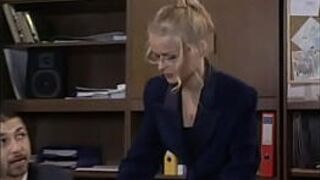 Горячая секретарша Дора Вентер дрочит и делает минет своему боссу - порно видео