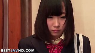 Рин Аоки, горячая японская школьница, выдувает сперму из мужского мяса и принимает ее в глотку в течение длительного периода времени, делая потрясающий минет. - порно видео
