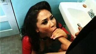 Джессика Бангкок делает полный минет - порно видео