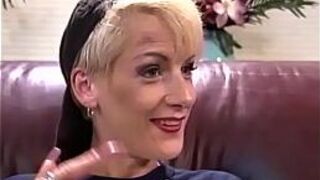 Женщину с короткими волосами долбят со всех сторон в золотом ретро порно - порно видео