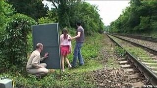 Секс в городе на улице в тройничке - порно видео