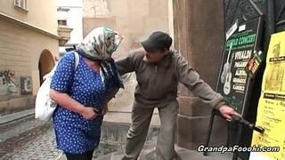 Грязная бабушка все еще знает, как доставить удовольствие чуваку - порно видео