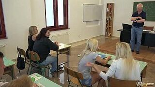 Шаловливые крошки трахаются в тройничке молодой женщины с грязным профессором - порно видео