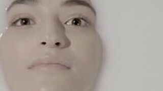 Секс-робот трахает своих клиентов в отеле - Эмили Уиллис, Пенни Пакс - порно видео