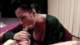 Удивительная милфа обожает скакать на большом члене и сосать его ради спермы - порно видео