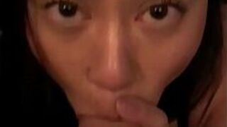 Азиатка сосет большой черный член папочки как хорошая шлюшка - порно видео