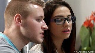 Юный фотограф получает уроки не только о своей камере! - порно видео