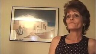 Сладкая старая бабушка трахается и делает минет в спальне - порно видео