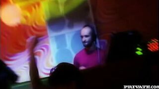 Джанет и Вероника соблазняют и трахают одного счастливчика в клубе - порно видео