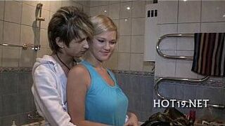 Милашка играет с донг - порно видео