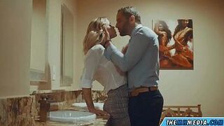 когда грудастая блондинка соблазняет тебя в общественном туалете - порно видео