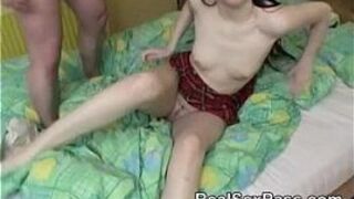 Худая бледная телочка в очках трахается с двумя мужиками - порно видео