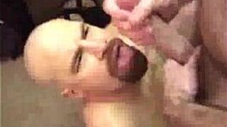 Волосатые пижоны ласкают большой член - порно видео