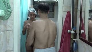 Муж трахнул падчерицу в душе и подумал, что меня нет дома - порно видео