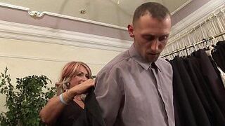 Грязная зрелая Джоанна Депп обожает трахаться и кончать ей на лицо - порно видео