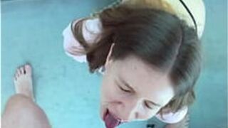 Хорошенькая брюнетка получает награду спермой после сосания его хуя - порно видео